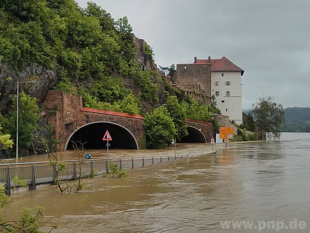 Passau overstroomd - PNP3.jpg - De rest zijn gestolen foto's. Dit is een foto van 3 juni. Door deze tunneltjes fietsten wij van en naar de camping
